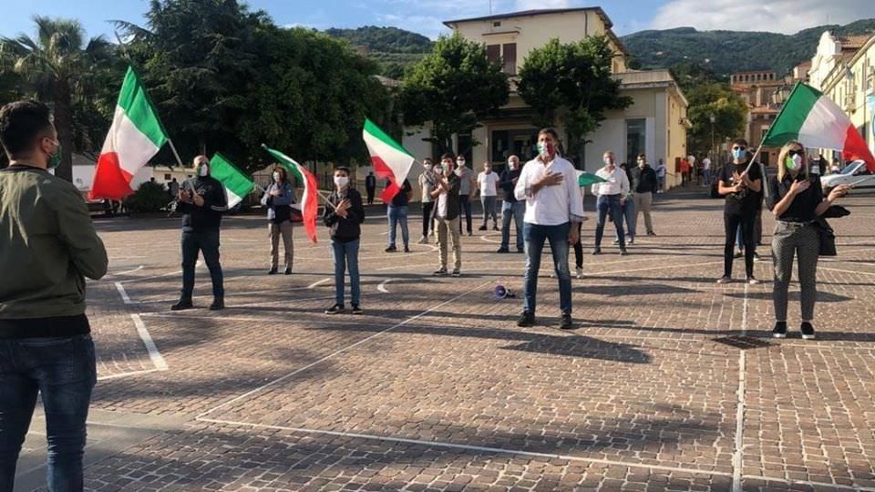 Lamezia Terme, la protesta delle “mascherine tricolori”