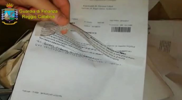 "Laboratorio del falso" all'ospedale di Reggio scoperto grazie a una Postepay – VIDEO