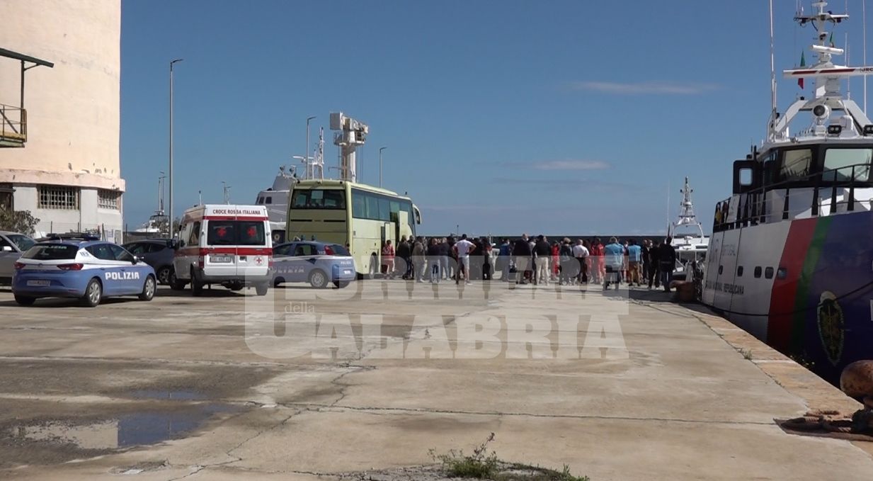 Migranti, sbarcate a Crotone 61 persone: erano su un’imbarcazione a vela partita dalla Turchia