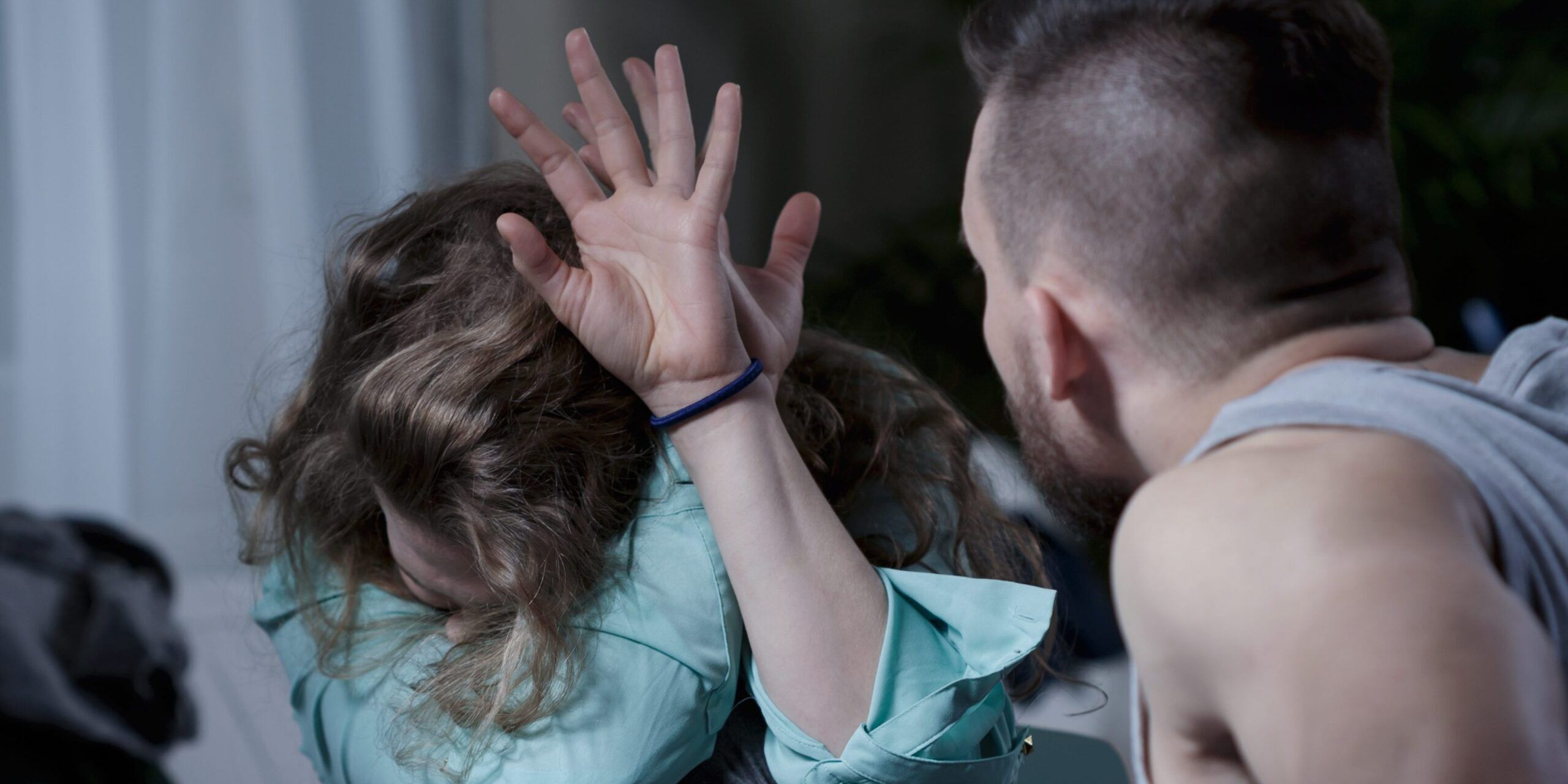 Catanzaro, aggredisce la compagna con un bastone. Arrestato un 35enne