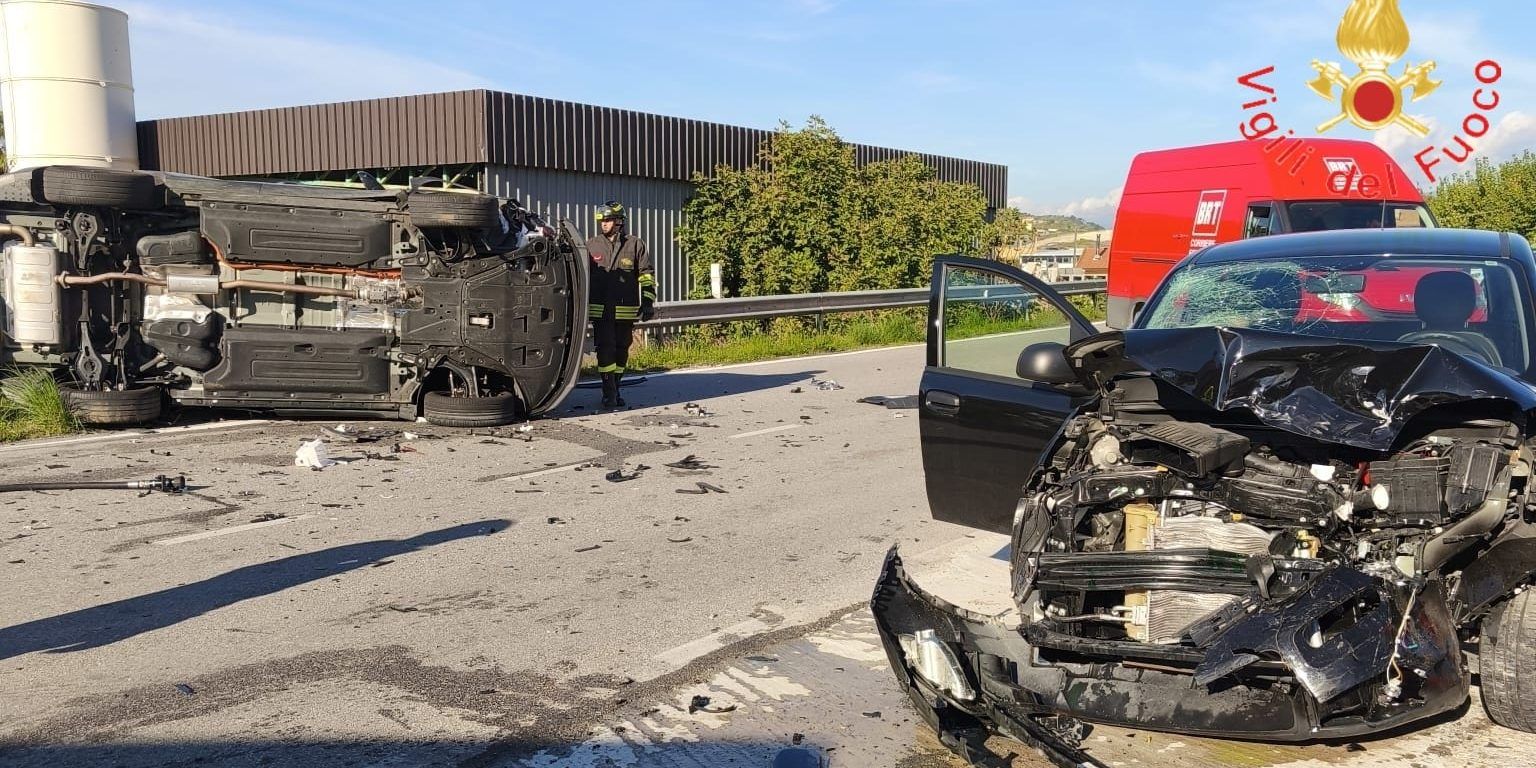 Incidente a Catanzaro: auto si ribalta, ferito un uomo