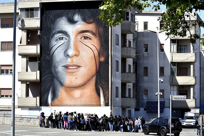 A Crotone Jorit dedica un murales a Rino Gaetano