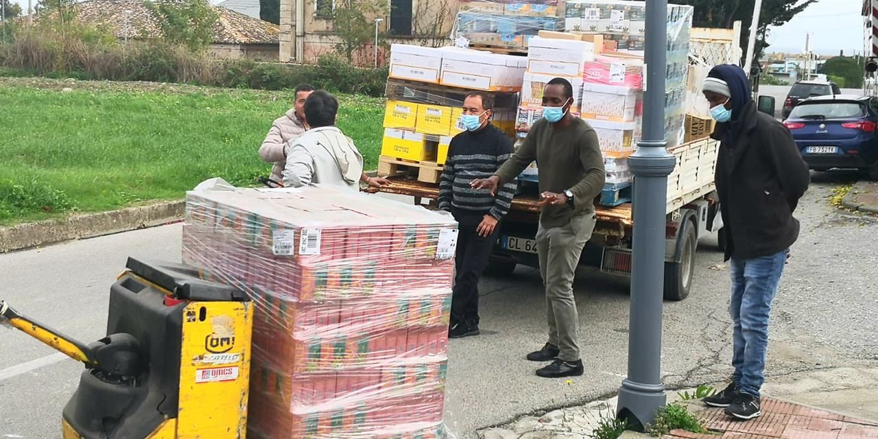 Il viaggio di Aboubakar Soumahoro per consegnare cibo e mascherine agli "invisibili" di Riace