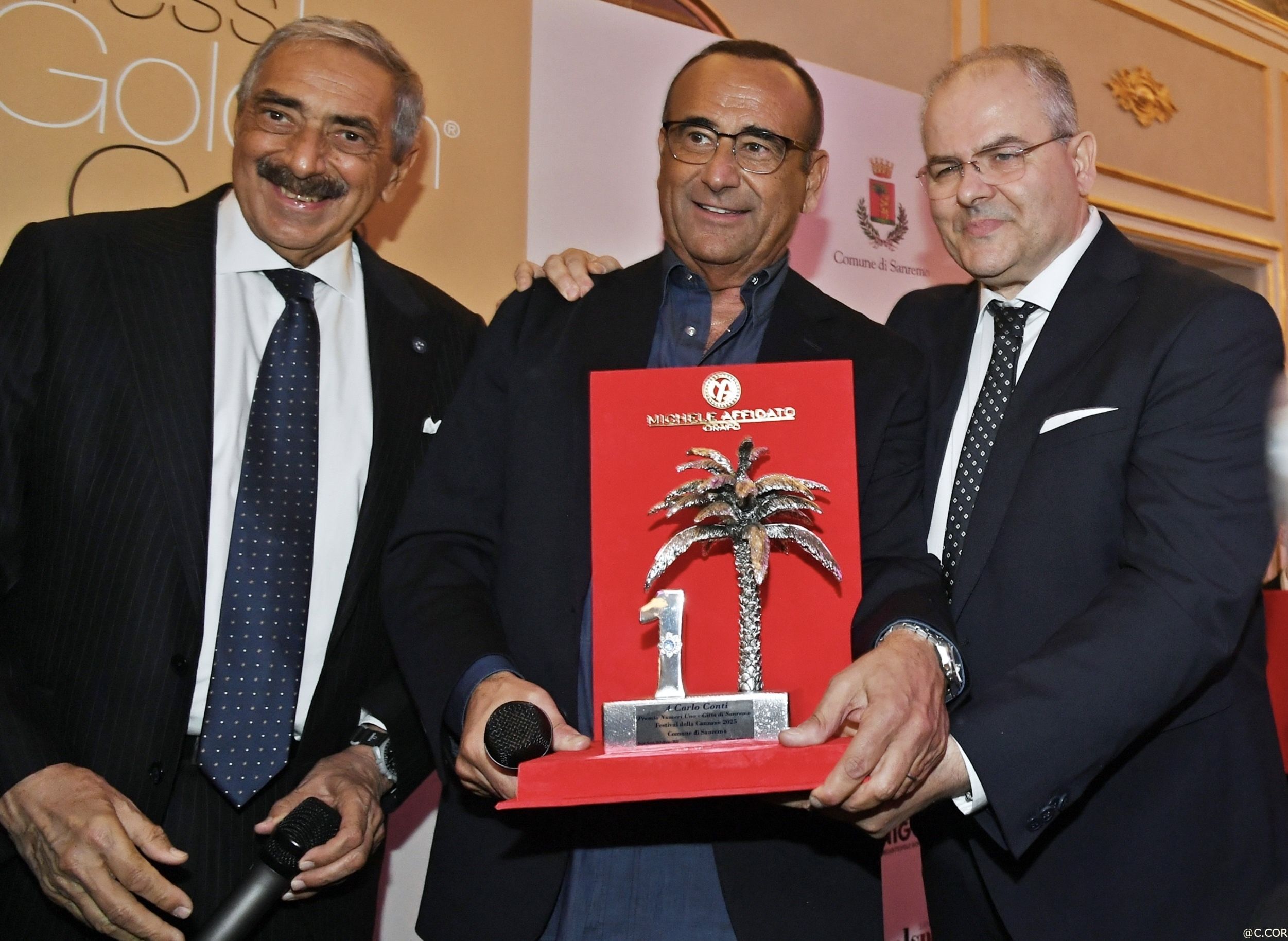 Sanremo, Carlo Conti premiato con la Palma d’Argento realizzata da Michele Affidato – FOTO