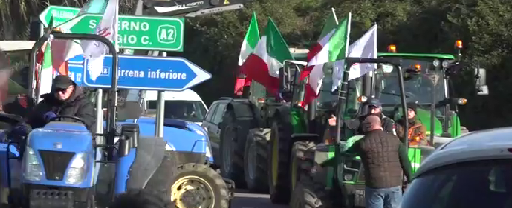 Proteste degli agricoltori, ancora cortei e disagi in Calabria. Il vescovo di Crotone scende in strada