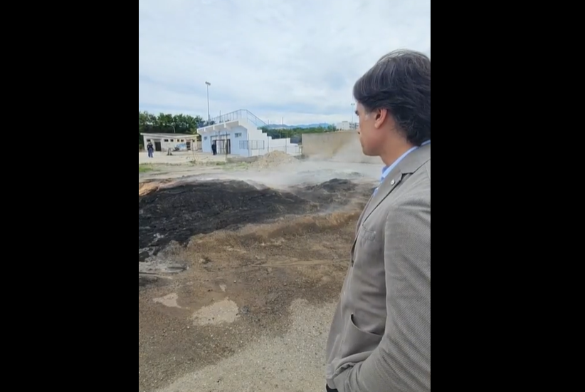 Reggio, in fumo i rotoli del manto sintetico nel campo di Catona. «Ennesimo sfregio alla città» – VIDEO