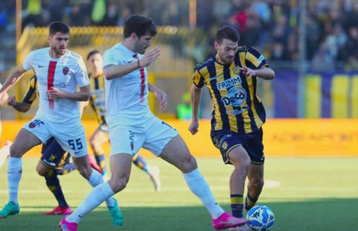 Tris della Juve Stabia, crollo Cosenza al “Menti”. La serie B si allontana sempre di più