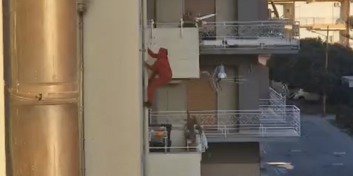 Si aggrappa a un tubo e sale sul balcone: la "scalata" di un ladro acrobata a Cirò Marina