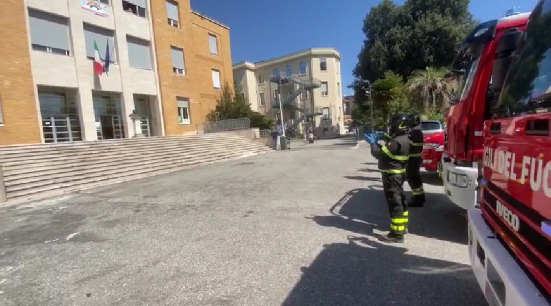 Cosenza, i Vigili del Fuoco rendono omaggio ai sanitari -VIDEO