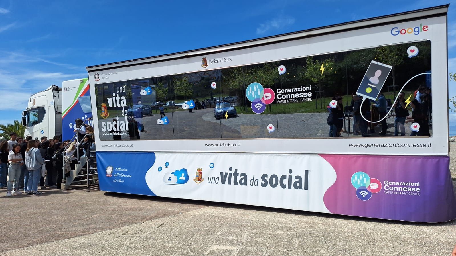 “Una vita da social”, il truck della Polizia a Praia a Mare – FOTO