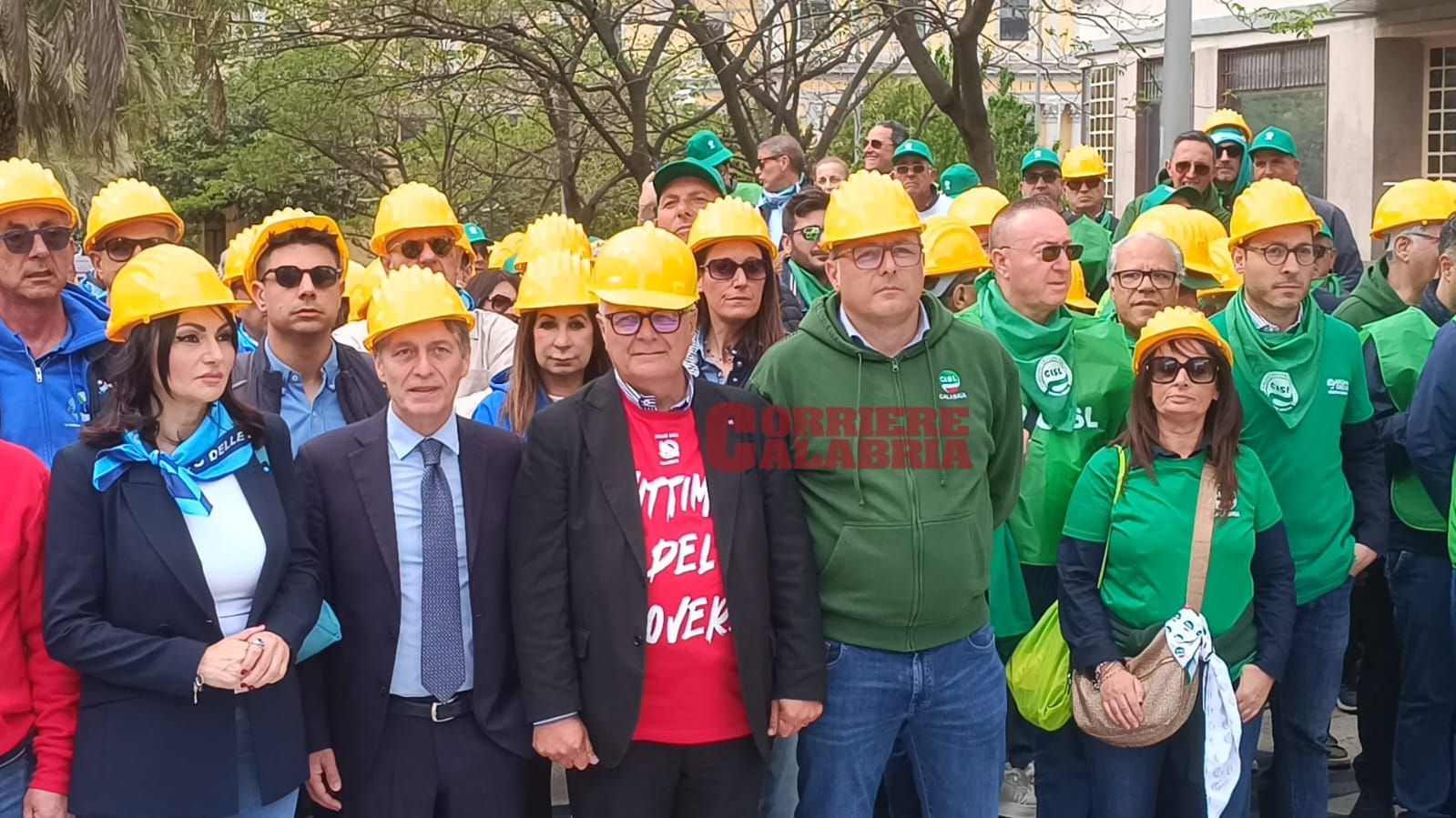 «In silenzio per le voci e le vite spezzate». Sindacati e imprese sfilano insieme per la sicurezza sul lavoro – FOTO