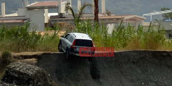 Nocera Terinese, auto finisce in bilico su una scarpata
