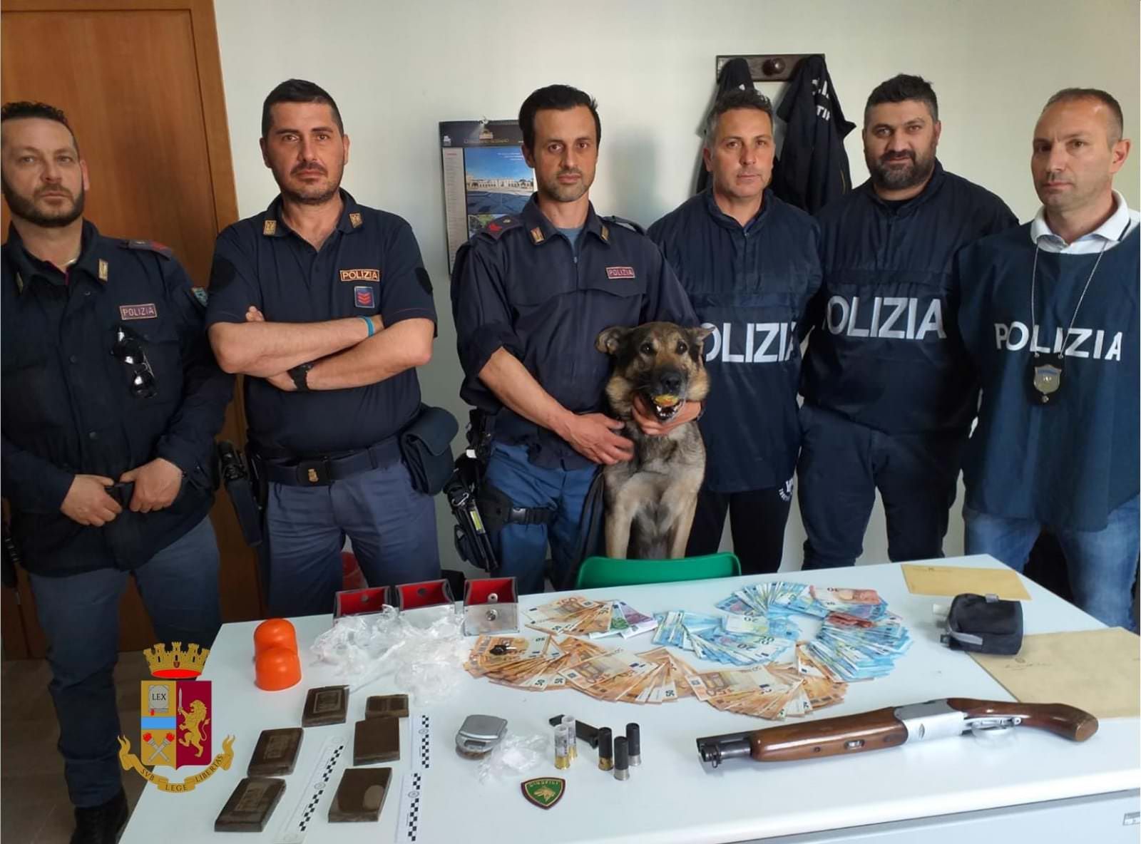 Il cane Bruce fiuta la droga nascosta nella stanza dei bambini, arrestata una coppia