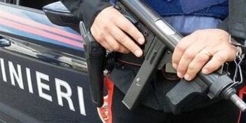 Blitz antidroga, ma i carabinieri vengono aggrediti: 6 feriti