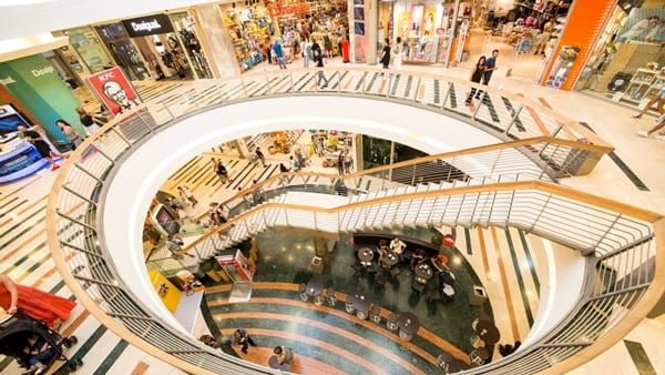 Rapina e spari in un centro commerciale a Roma, caccia ai banditi