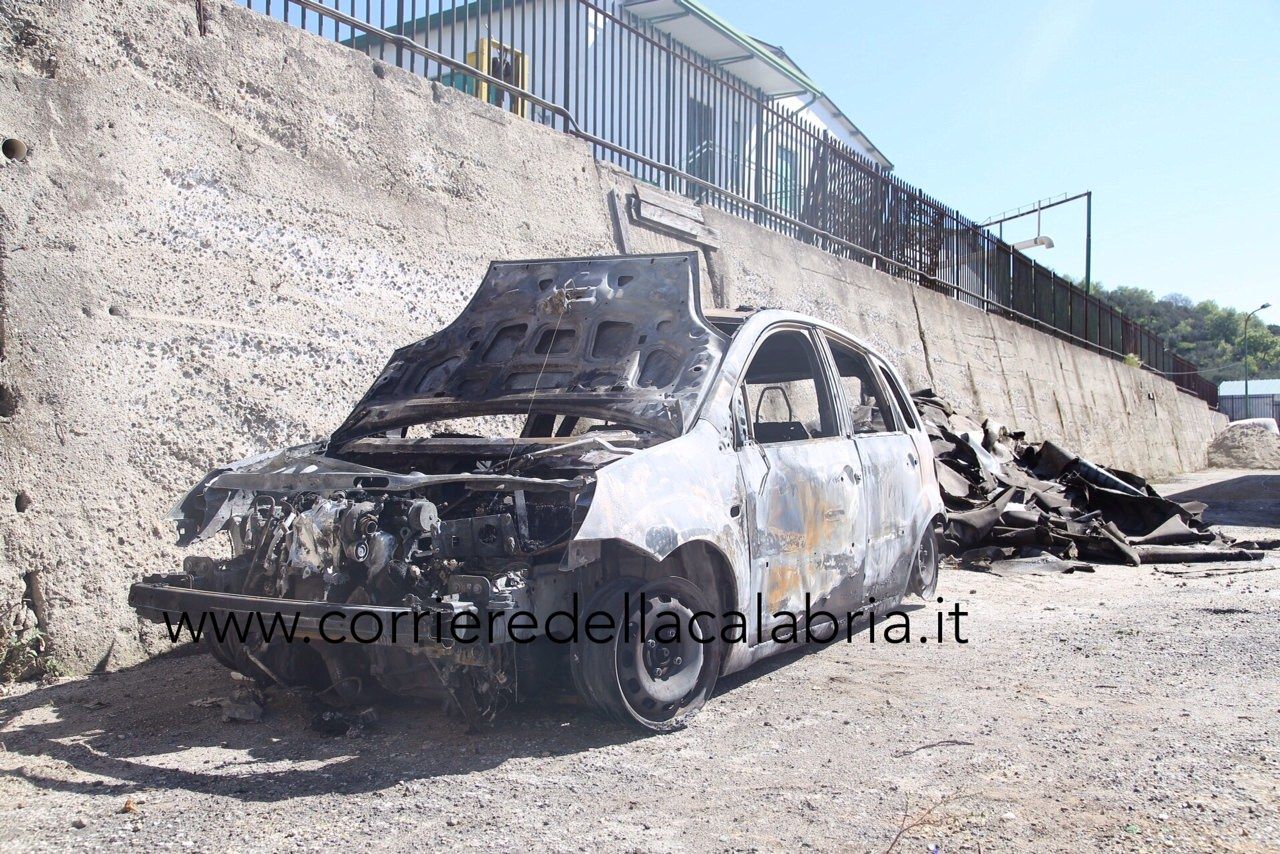 Zagarise, in fiamme l'auto del sindaco