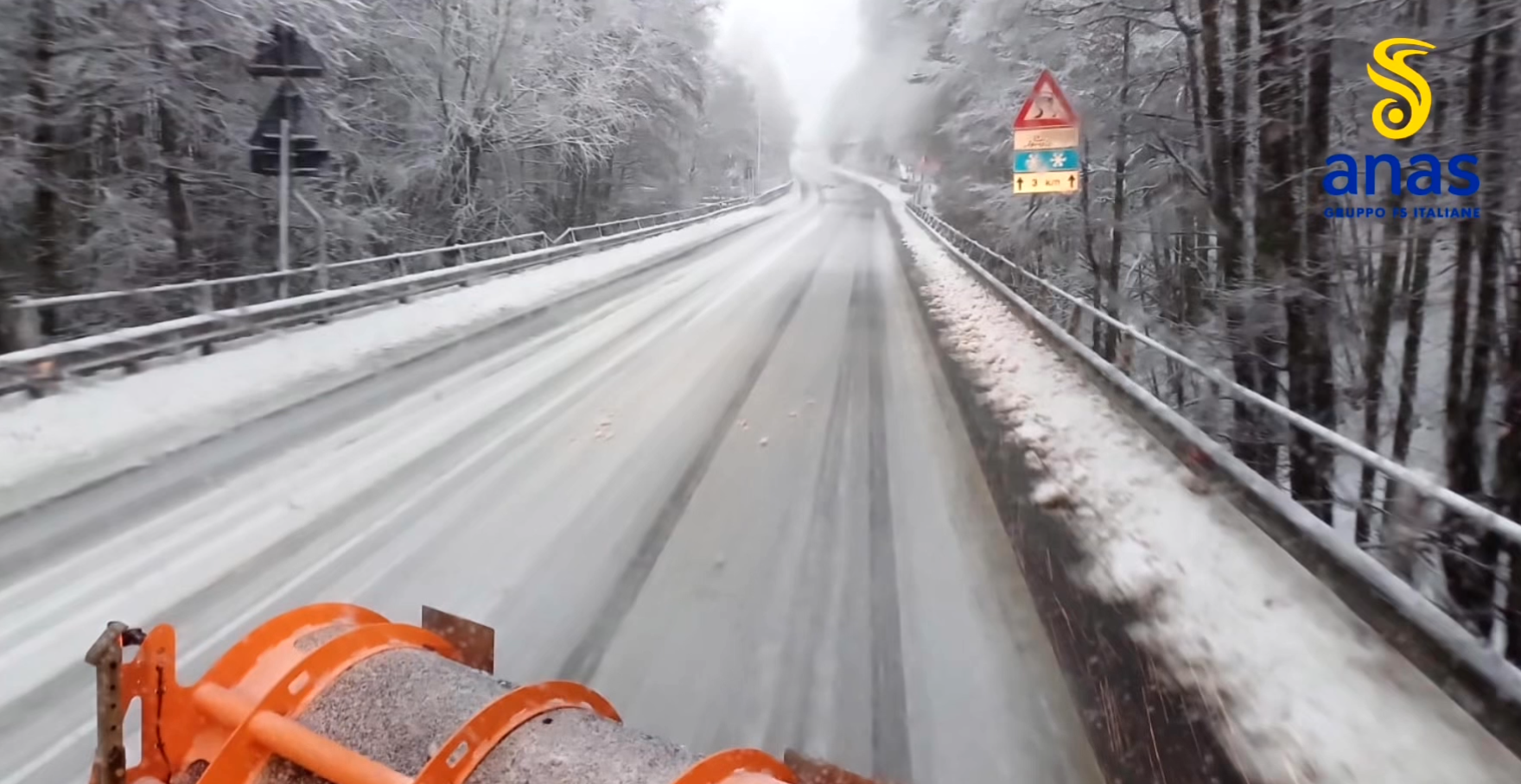 Maltempo nelle zone montane della Calabria: in azione spargisale e spazzaneve – VIDEO