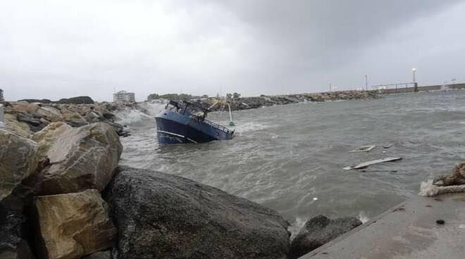 Barcone migranti in balia delle onde a Catanzaro, Fiorita: «Ho sollecitato più volte la rottamazione»