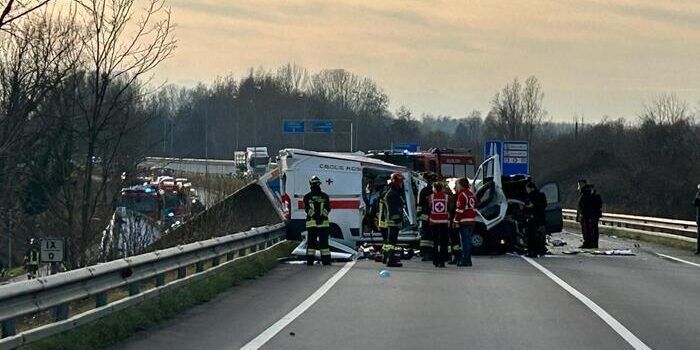 Schianto tra un’ambulanza, un tir e un Suv. Tre vittime in Friuli: muore camionista calabrese
