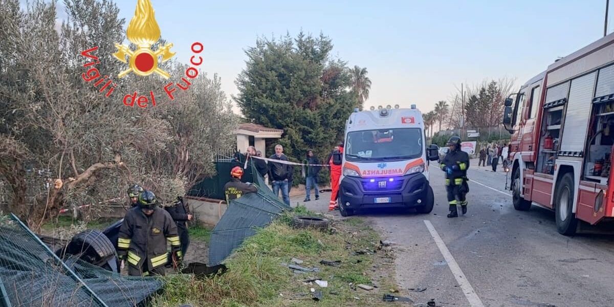 Scontro tra due auto a Roccelletta di Borgia: una vittima e due persone ferite – FOTO