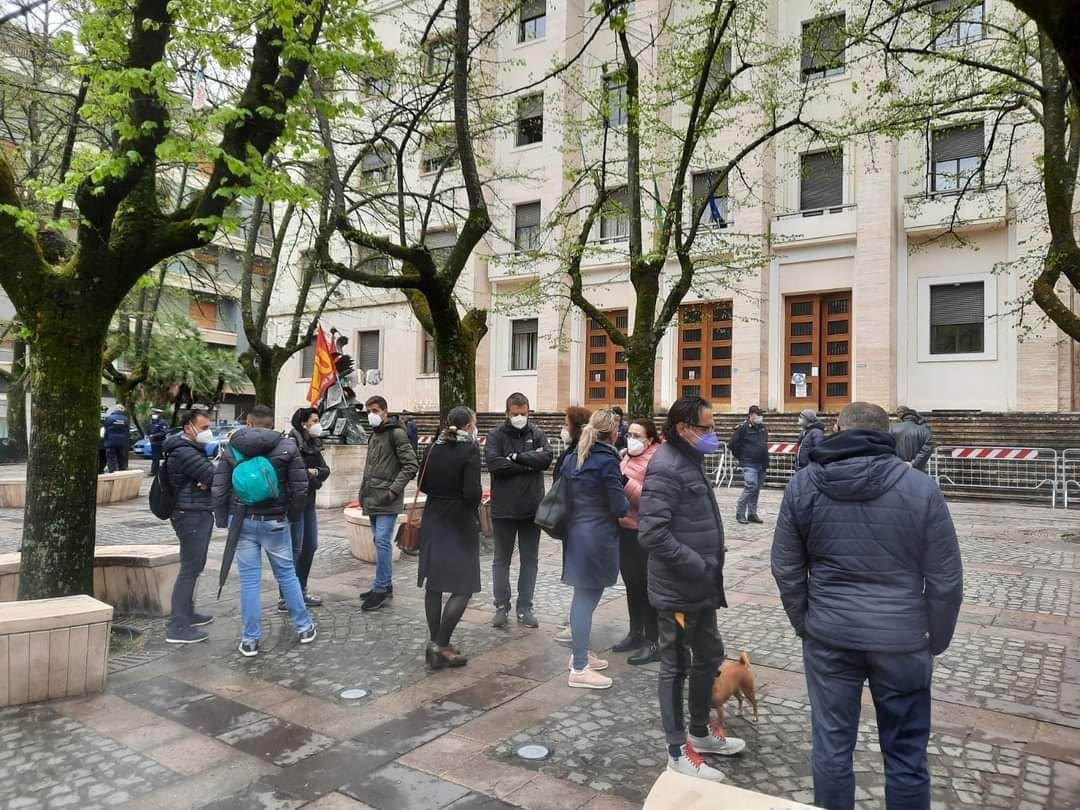 Cosenza, la rabbia degli infermieri: «La nostra salute è a rischio»