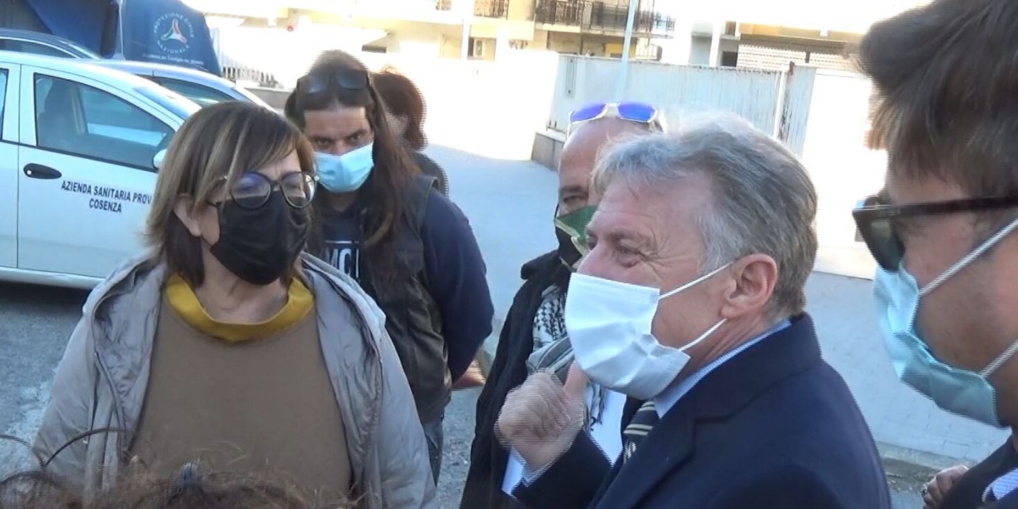 La Regina visita l’ospedale di Cariati fra quel «lasciatemi lavorare» e l’impegno con i sindaci