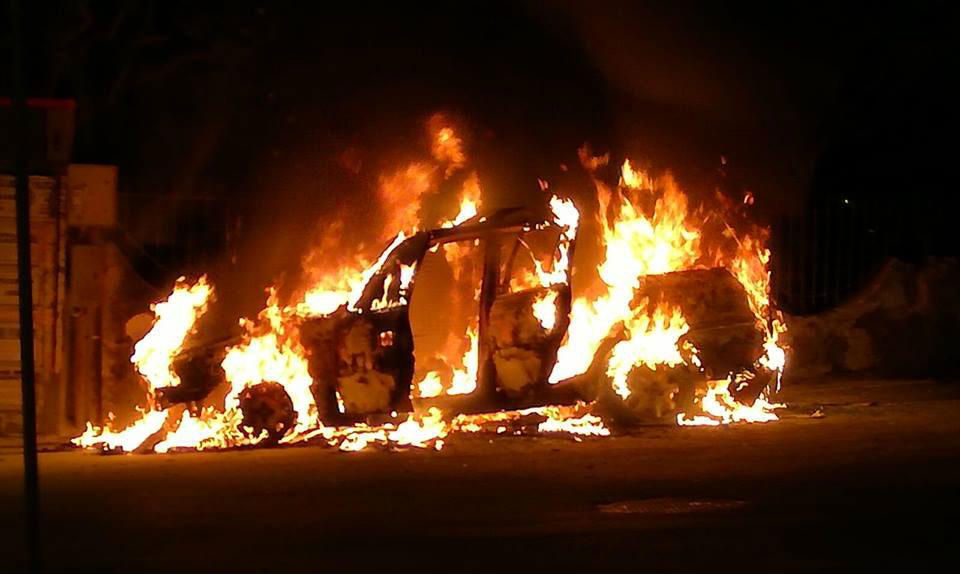 Alle fiamme un’auto a Corigliano Rossano: decimo mezzo bruciato del 2022