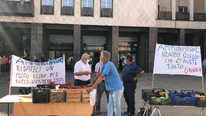 Scoppia la protesta a Cosenza. Aperto il mercato davanti al municipio