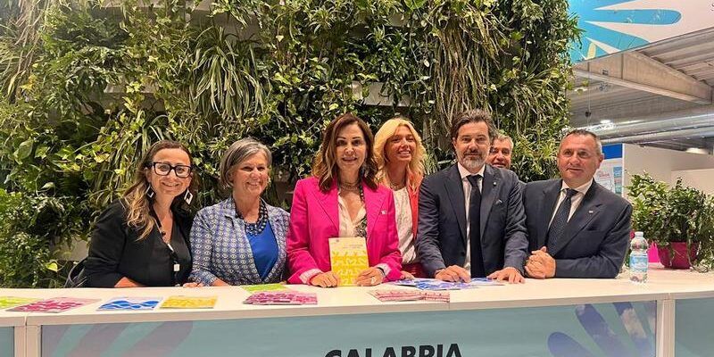 La Calabria al Salone del Camper, il ministro Santanchè visita lo stand della Regione
