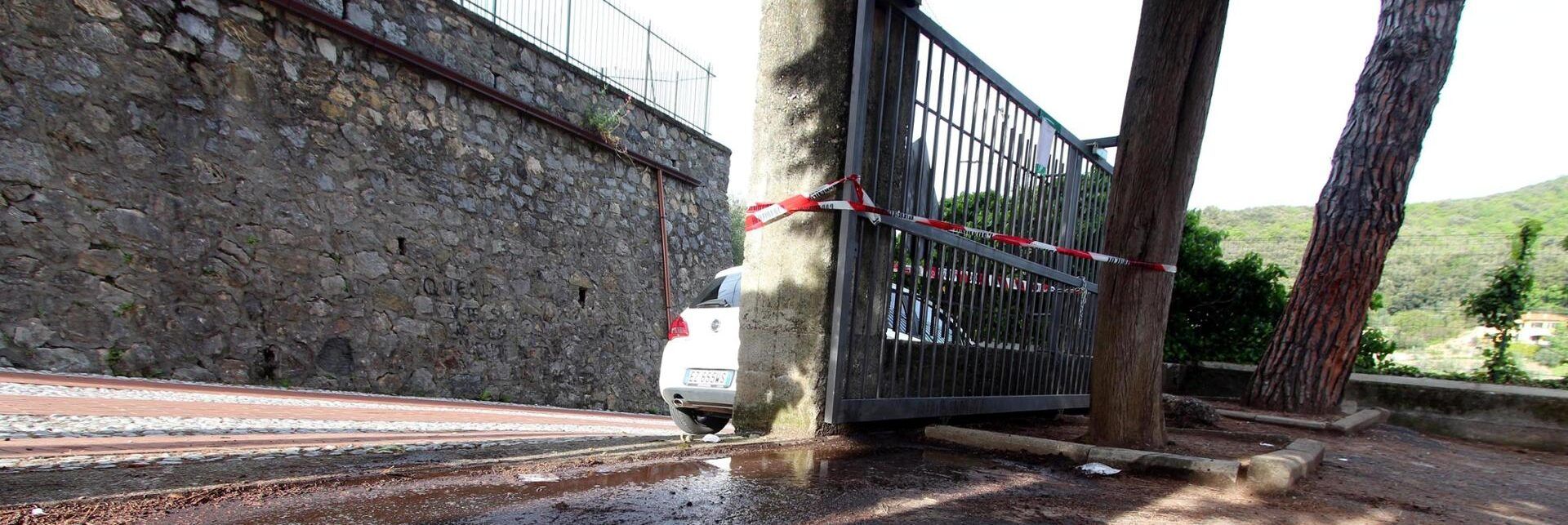 Bimba morta schiacciata da un cancello a Lerici, condannati sindaco e vice