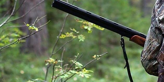 Tragedia a Caulonia, parte un colpo dal fucile durante una battuta di caccia: muore 55enne