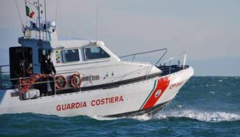 Migranti, arrivate nel porto di Crotone 42 persone soccorse dalla Louise Michel