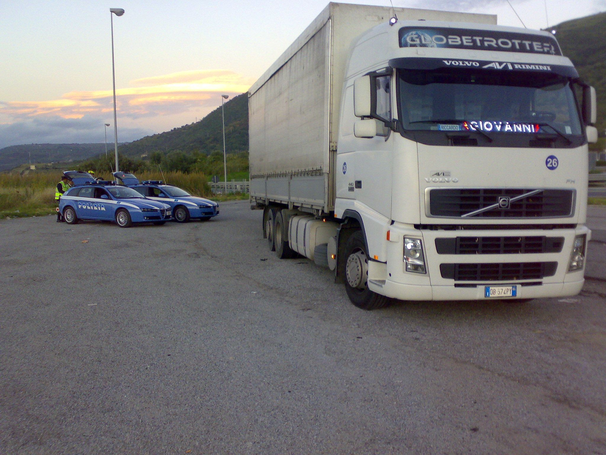 Controlli della Polstrada nel Vibonese, tir sequestrato a due camionisti