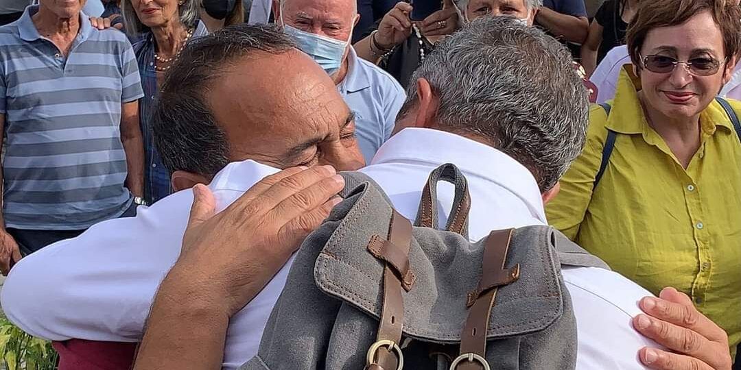 Le lacrime di Lucano e l’abbraccio della sua gente. «L’umanità non si arresta»