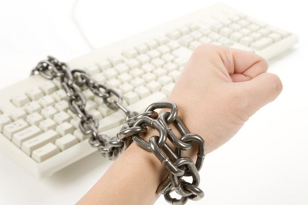 Esposito: «Necessaria una norma contro la dipendenza da Internet»