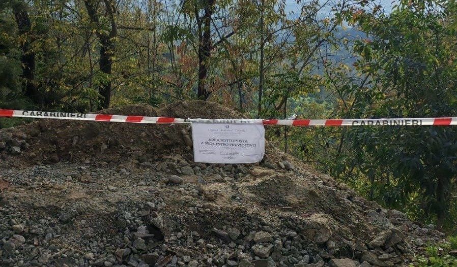 Sequestrata nel Crotonese area privata con rifiuti edilizi – FOTO