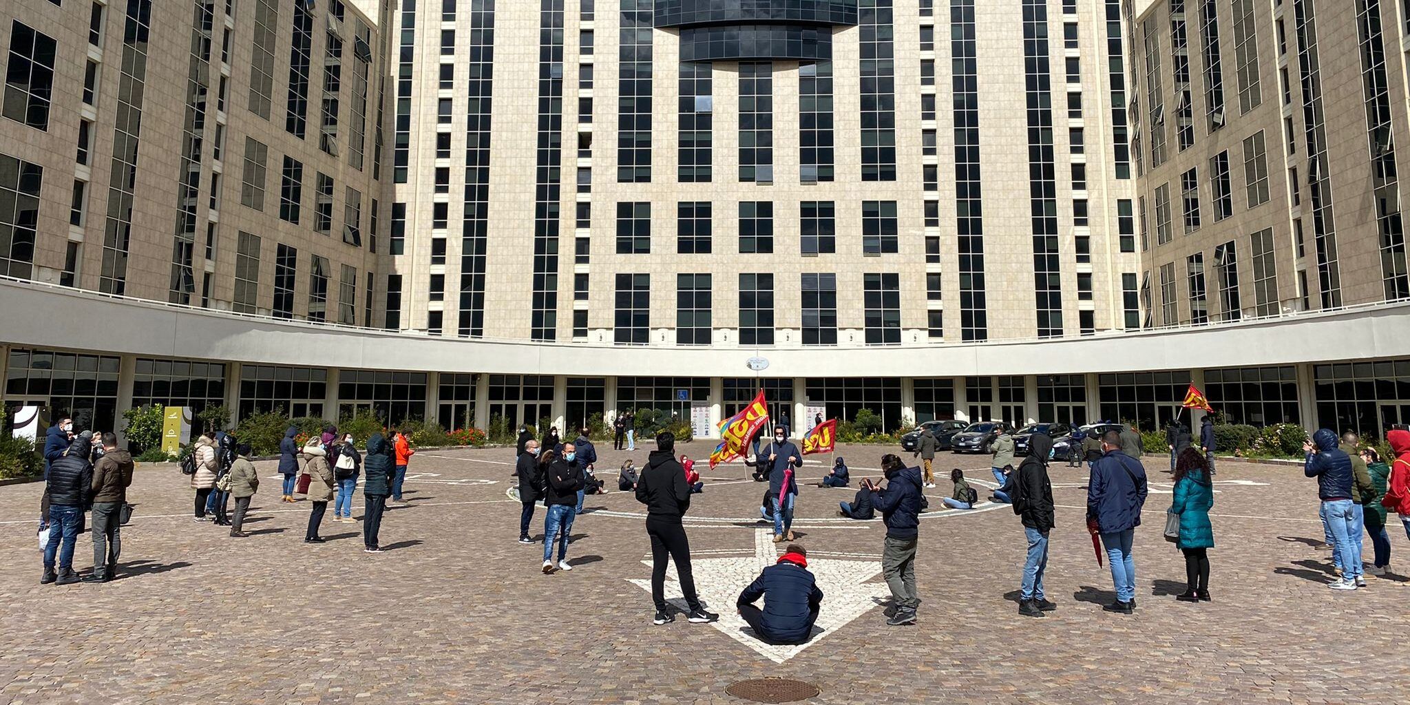 Sant’Anna Hospital, marcia di protesta dei dipendenti alla Regione – VIDEO