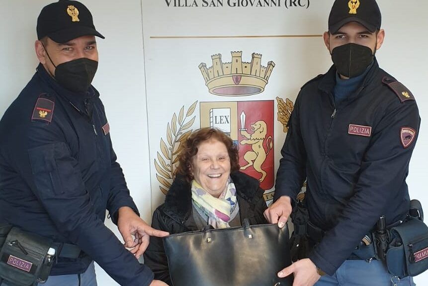 Villa San Giovanni, anziana scippata: gli agenti le restituiscono borsa e pensione