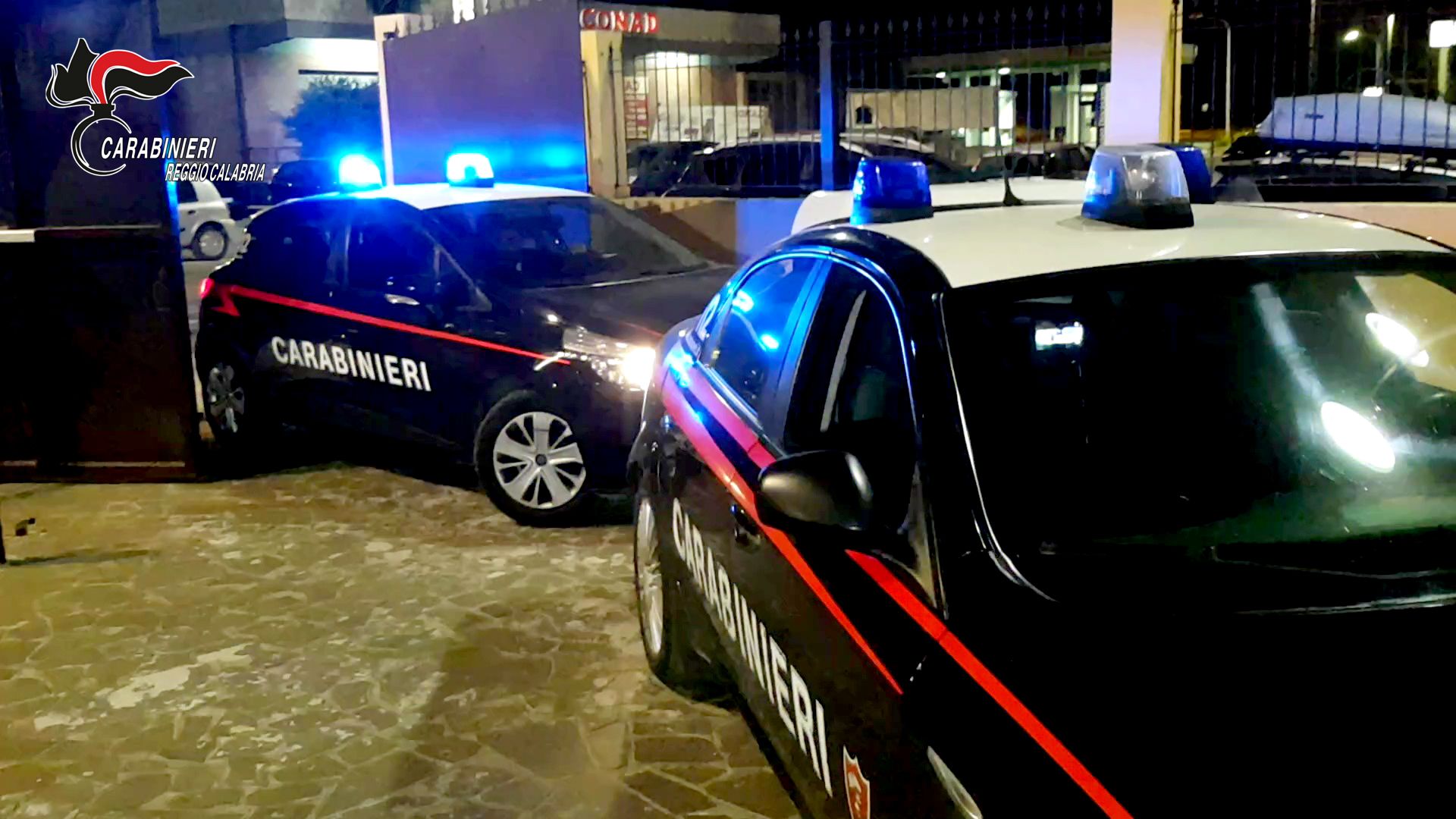 Fumo nero da un’area rurale di San Ferdinando, i Carabinieri scoprono un rogo di rifiuti: due denunce