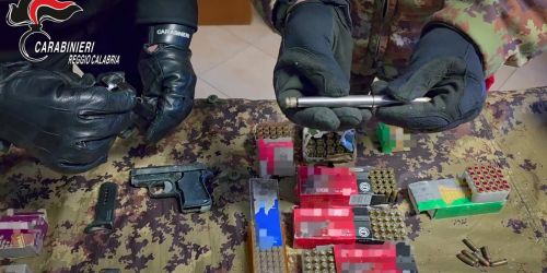 penna pistola carabinieri reggio calabria