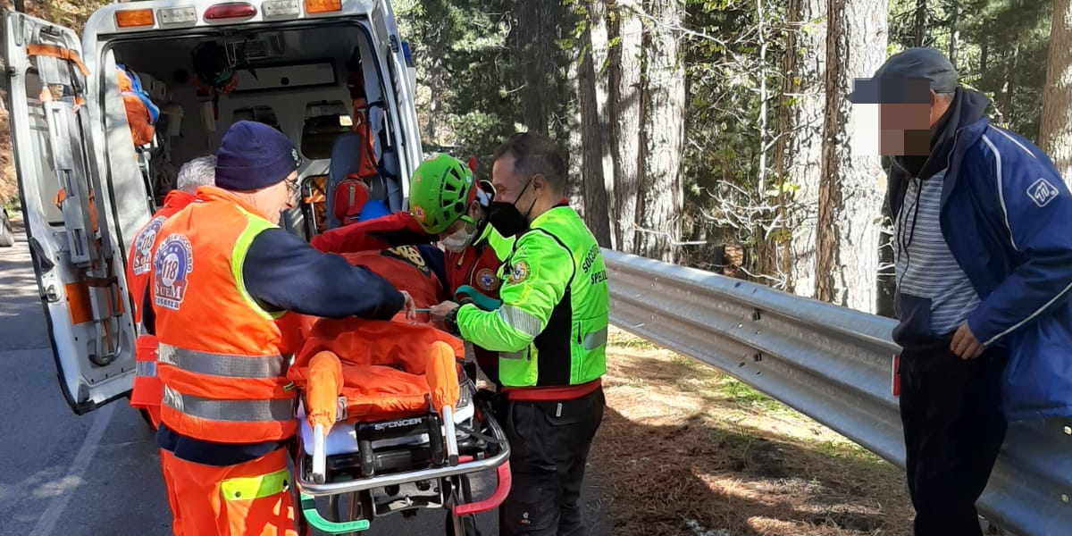 Si ferisce mentre cerca funghi nelle montagne della Sila, soccorso