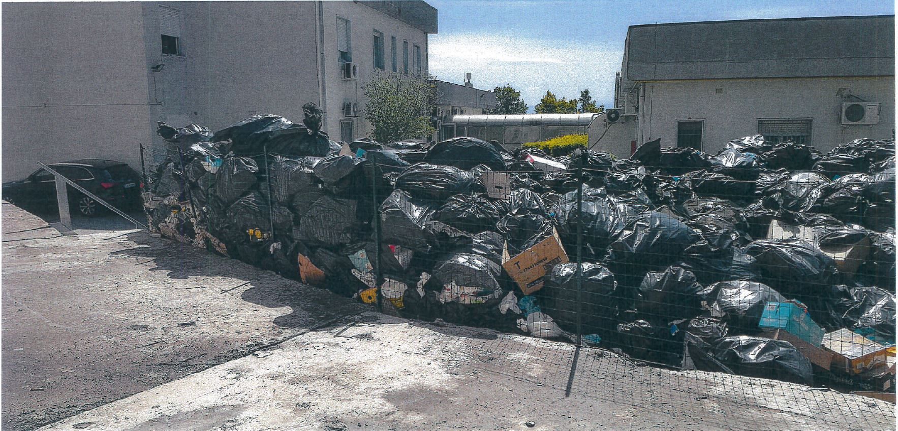 Rifiuti sanitari non raccolti al “Don Milani” di Lungro. A rischio la salute pubblica – FOTO