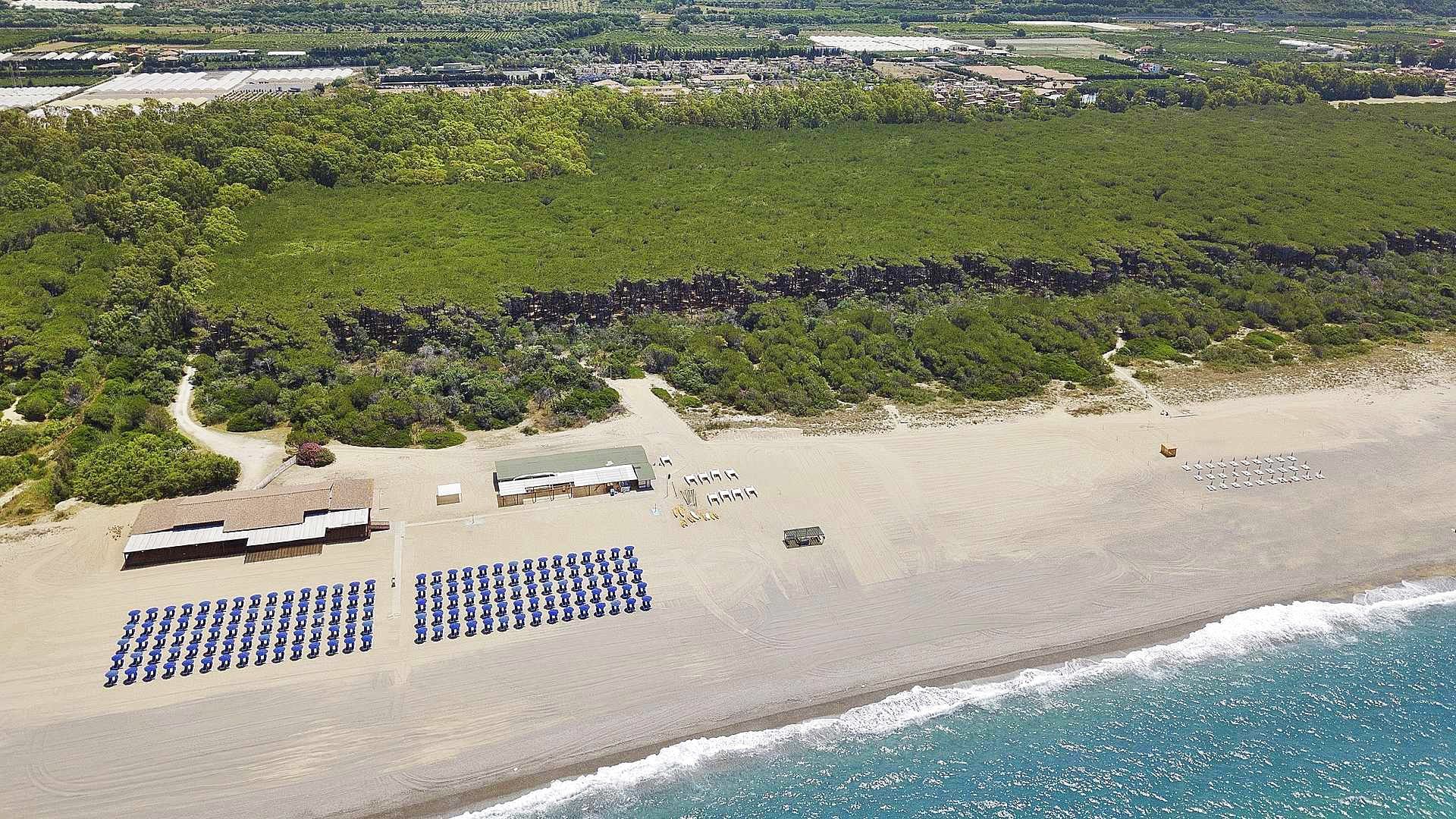 Imponimento, il piccolo lido incendiato perché «dava fastidio» al grande villaggio turistico di Pizzo