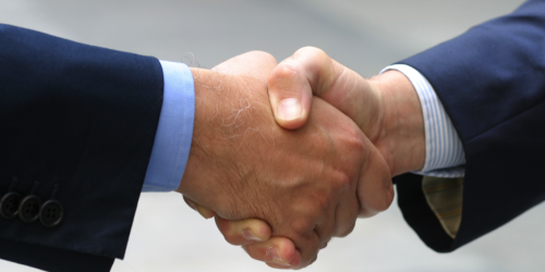 affari stretta di mano compari