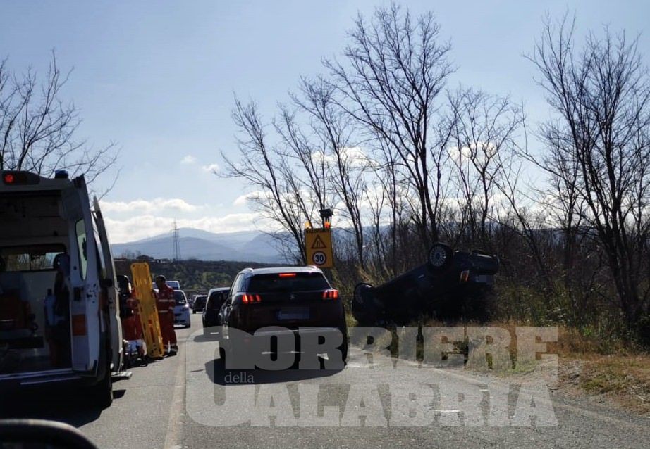 Incidente a Maida, auto si ribalta e finisce fuori strada: feriti – VIDEO