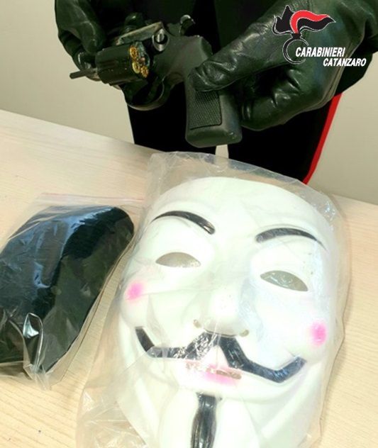 Lamezia, presi i complici del rapinatore mascherato da "V per Vendetta"