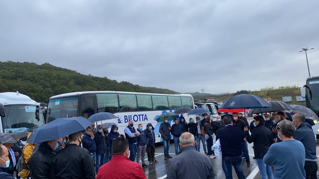 Le aziende di trasporto manifestano alla Cittadella. Napoli: «Basta false promesse»