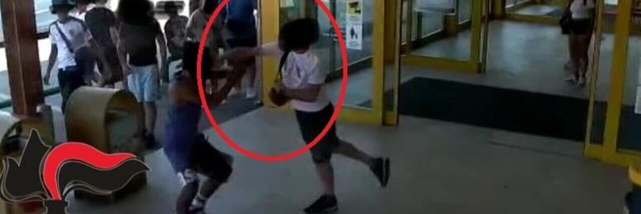 Accoltellato per uno “sguardo” di troppo, in fin di vita 15enne