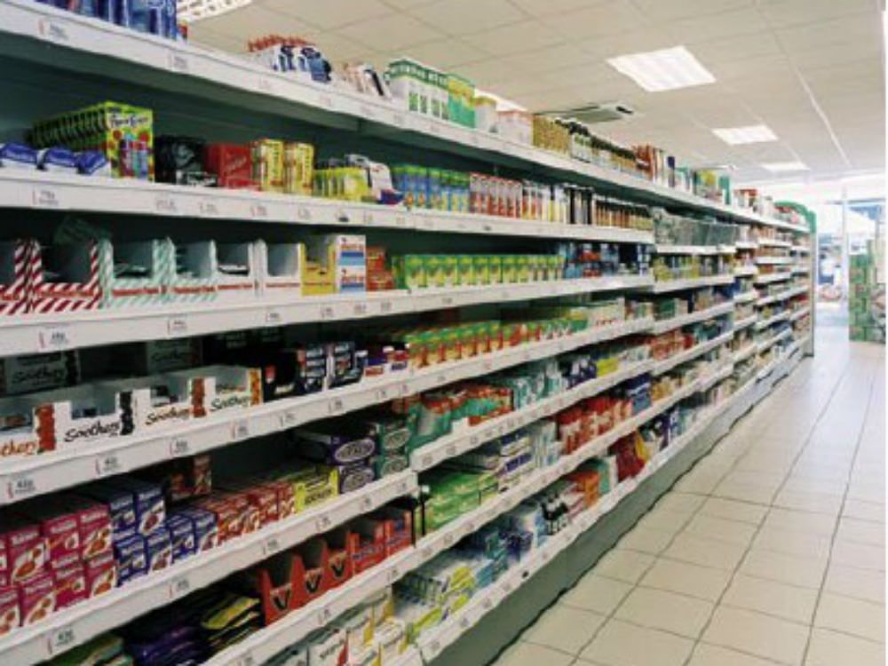 Trova portafogli pieno di soldi e lo restituisce