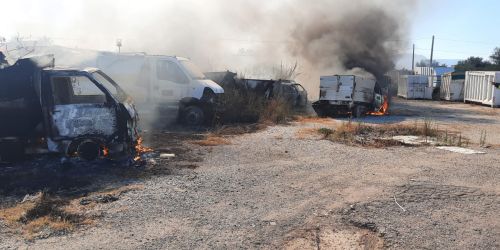 Paura a Siderno, un incendio distrugge una decina di mezzi per la raccolta dei rifiuti - VIDEO